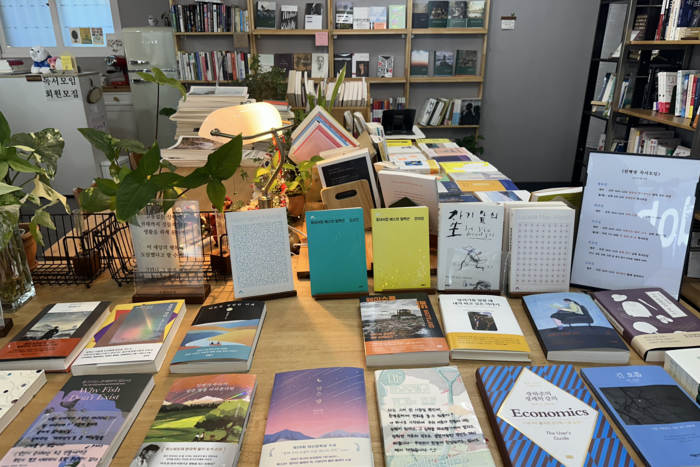 진책방 서점 내부. 서점 주인과 이용자들의 취향이 담긴 책들이 진열돼 있다. <조현희기자>