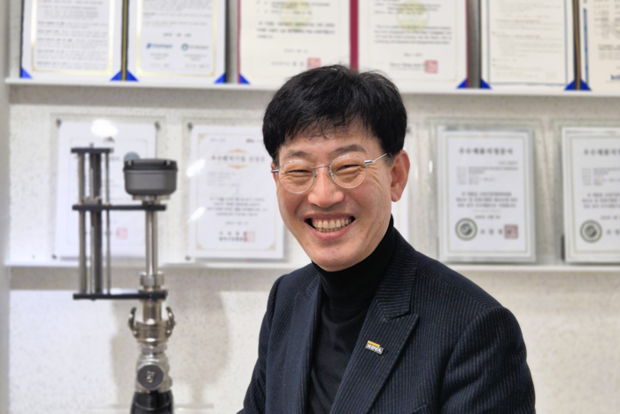 서성수 <주>한국유체기술 대표가 자사의 유량계를 소개하며 환하게 웃고 있다. <이승엽기자>