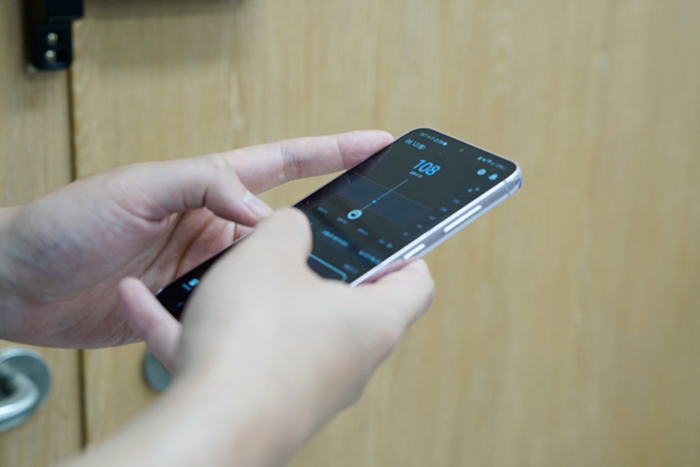 영남대병원 한 의료진이 파스타 앱에 기록된 혈당 수치를 살펴보고 있다.<영남일보 DB>