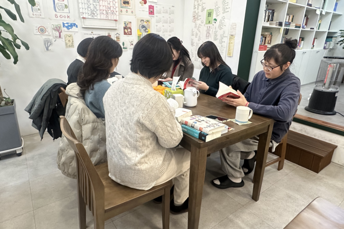 지난달 28일 대구 남구에 위치한 하나의 시선 골목책방에서 독서모임이 진행되고 있다. <조현희기자>