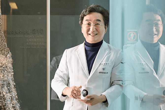 민복기 대구시의사회장이 통합 대구경북의 메가 메디시티 구상과 필수의료 해법을 설명하며 인터뷰에 앞서 환하게 웃고 있다.<영남일보 DB>