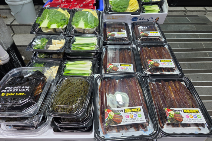 구룡포 시장에서 과메기를 매대에 진열해놓고 있다. 전준혁기자