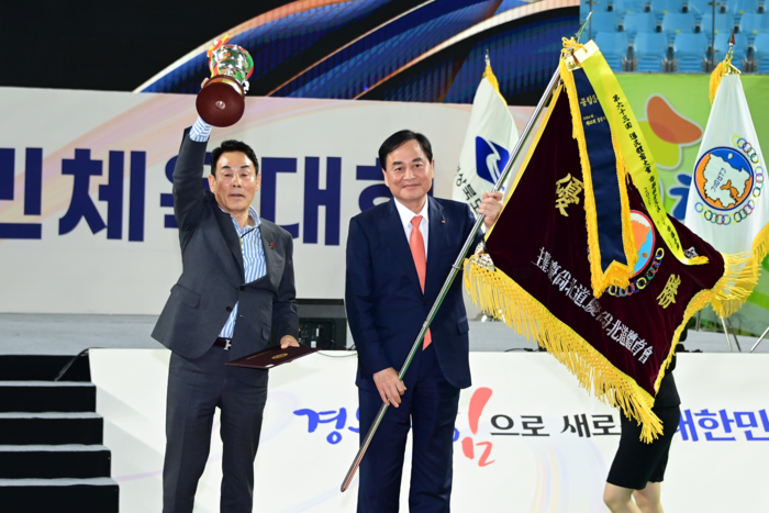 배낙호 김천시장과 최한동 김천시 체육회장(왼쪽)이 지난해 경북도민체육대회에서 김천시가 받은 종합 3위 입상기와 트로피를 들어 보이며 기념촬영을 하고 있다. <김천시체육회 제공>