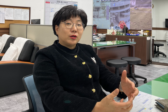 조현미 평생학습원장이 지난 19일 포항시 평색학습원에서 진행된 영남일보와의 인터뷰에 응하고 있다. 김기태기자