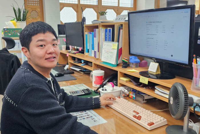 23일 성주군청 재무과 황지환 주사보가 인공지능을 활용한 세무조사를 설명하고 있다. 석현철기자