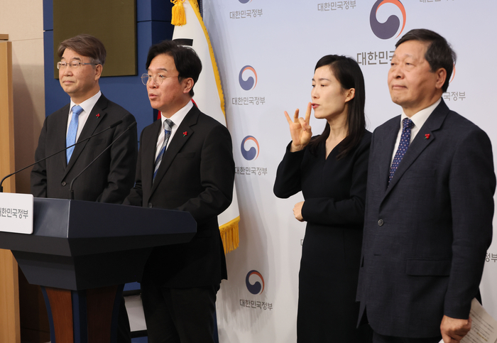 지난달 13일 서울 종로구 정부서울청사 별관에서 열린 고용노동부·경제사회노동위원회·중앙노동위원회 정책간담회 사후 브리핑에서 수어통역이 진행되고 있다. 연합뉴스