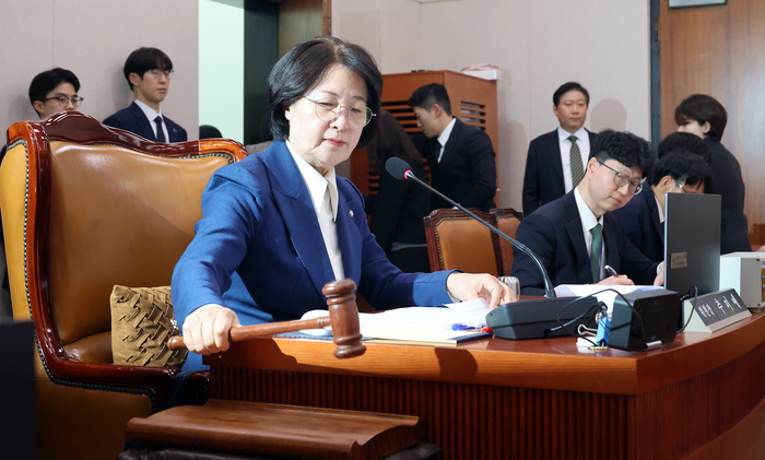 추미애 법사위원장이 4일 국회에서 열린 법제사법위원회 전체회의에서 의사봉을 두드리고 있다. 연합뉴스