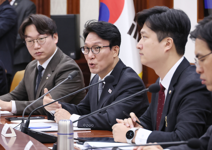 김민석 국무총리가 6일 서울 종로구 정부서울청사에서 열린 제1차 청년정책 관계장관회의를 주재하고 있다. 왼쪽부터 더불어민주당 모경종 전국청년위원장, 김 총리, 국민의힘 우재준 중앙청년위원장. 연합뉴스