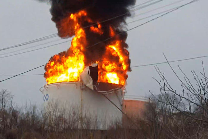 10일 오전 경북 경산시 하양읍 대한송유관공사 영남지사 옥외 유류저장탱크에서 불이 나 화염과 검은 연기가 하늘로 솟구치고 있다. <연합뉴스>