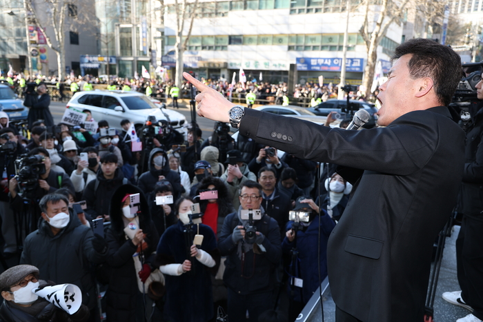 한국사 강사 출신 보수 유튜버 전한길 씨가 19일 서초구 서울중앙지방법원 앞에서 열린 윤석열 전 대통령 지지자 집회에서 발언하고 있다. 연합뉴스
