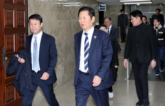 더불어민주당 정청래 대표와 한병도 원내대표가 22일 국회에서 열린 의원총회에 참석하고 있다. 연합뉴스