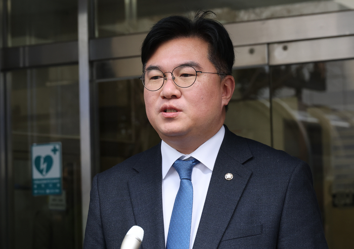 6·3 지방선거 광주시장에 도전하는 더불어민주당 정준호 의원이 23일 서울 영등포구 여의도 더불어민주당 중앙당사에서 열린 광역단체장 후보 면접에 참석하며 취재진 질문에 답하고 있다. 연합뉴스