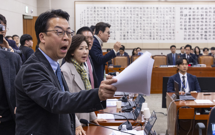 24일 국회에서 열린 법사위 전체 회의에서 전남광주 통합법을 여당 주도로 처리를 하려하자 국민의힘 곽규택(앞 부터), 나경원 의원 등 법사위원들이 강하게 항의하고 있다.  연합뉴스