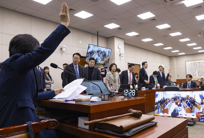 추미애 국회 법제사법위원장(앞)이 24일 국회에서 열린 법사위 전체 회의에서 전남광주 통합법을 여당 주도로 처리를 하려하자 국민의힘 법사위원들이 강하게 항의하고 있다. 
    이날 법사위에는 대구경북통합특별시 설치 특별법과 충남대전통합특별시 설치 특별법도 상정됐지만, 국민의힘의 강경한 반대에 처리가 보류됐다. 연합뉴스