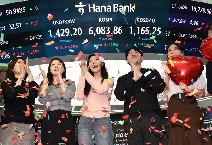 역사적 6천피 시대의 시작
    (서울=연합뉴스) 서명곤 기자 = 코스피가 사상 처음으로 6,000을 돌파해 거래를 마친 25일 서울 중구 하나은행 딜링룸에서 딜러들이 기념 세리머니를 하고 있다. 2026.2.25
    seephoto@yna.co.kr
(끝)


<저작권자(c) 연합뉴스, 무단 전재-재배포, AI 학습 및 활용 금지>