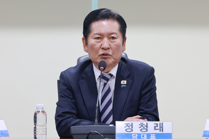 더불어민주당 정청래 대표가 26일 국회의원회관에서 열린 민주당 한반도평화신전략위원회 출범식에 참석해 발언하고 있다. 연합뉴스