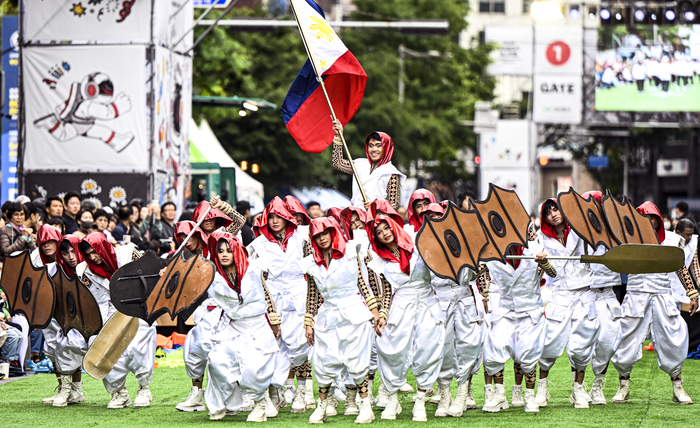 지난해 열린 2025 파워풀 대구 페스티벌 축제에서 필리핀의 크납삭 댄서즈팀이 파워풀 퍼레이드에 참가해 공연을 펼치고 있다. <영남일보DB>