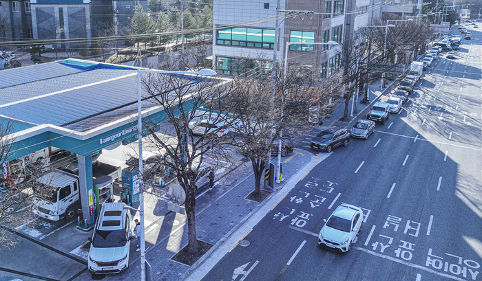 7일 대구 지역에서 가장 저렴한 가격으로 휘발유를 판매하는 주유소 앞에 주말을 맞아 기름을 넣으려는 승용차들이 도로를 따라 길게 줄지어 서 있다. 미국과 이스라엘의 이란 공습 이후 국제유가 상승 여파로 국내 휘발유와 경유 가격이 가파르게 오르면서 값이 싼 주유소로 차량이 몰리고 있다.
이현덕기자 lhd@yeongnam.com