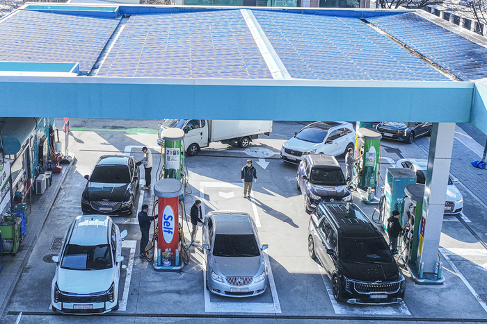 7일 대구 지역에서 가장 저렴한 가격으로 휘발유를 판매하는 주유소에서 주말을 맞아 기름을 넣으려는 차량들이 몰리며 주유기가 쉴 새 없이 가동되고 있다. 미국과 이스라엘의 이란 공습 이후 국제유가 상승 여파로 국내 휘발유와 경유 가격이 가파르게 오르면서 값이 싼 주유소로 차량이 몰리고 있다.
이현덕기자 lhd@yeongnam.com