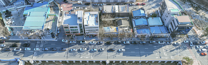 7일 대구 지역에서 가장 저렴한 가격으로 휘발유를 판매하는 주유소 앞 도로에 주말을 맞아 기름을 넣으려는 차량들이 길게 줄지어 서 있다. 미국과 이스라엘의 이란 공습 이후 국제유가 상승 여파로 국내 휘발유와 경유 가격이 가파르게 오르면서 값이 싼 주유소로 차량이 몰리고 있다.
이현덕기자 lhd@yeongnam.com