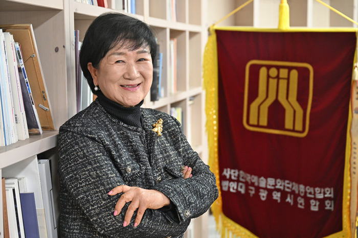 강정선 <사>한국예술문화단체총연합회 대구시연합회 신임회장이 10일 연합회 사무실에서 가진 인터뷰에서 예산 안정화를 위해 노력하겠다고 밝혔다. 이지용기자 sajahu@yeongnam.com