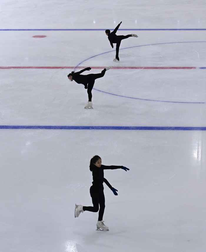 16일 오전 대구 동구 대구제2빙상장에서 피겨스케이팅 선수들이 연습을 하고 있다. 대구제2빙상장은 6월 1일 시민들을 대상으로 무료로 임시 개장 후 7월 1일부터 정식 개장한다.
이윤호기자 yoonhohi@yeongnam.com