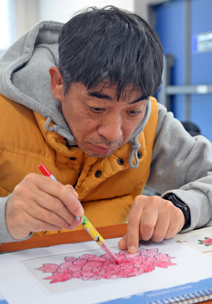 17일 대구 최초 장애인야학인 질라라비 장애인 야학에서 장애인들이 미술수업을 하고 있다.
이지용기자 sajahu@yeongnam.com