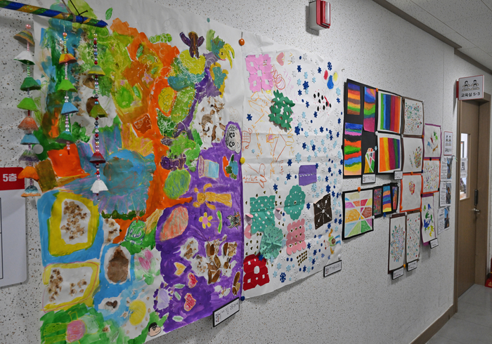 대구 최초 장애인야학인 질라라비 장애인 야학에 다니는 학생들이 그린 작품들이 복도벽에 전시돼 있다.
이지용기자 sajahu@yeongnam.com