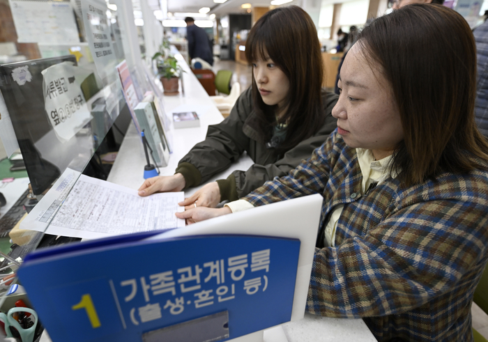 31일 오전 대구 남구청에서 성소수자인 최진아(왼쪽) 임아현(오른쪽) 씨가 혼인신고서를 제출하고 있다.
이윤호기자 yoonhohi@yeongnam.com