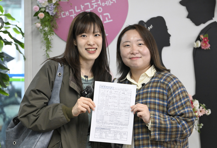 31일 오전 대구 남구청에서 성소수자인 최진아(왼쪽) 임아현(오른쪽) 씨가 혼인신고서를 들고 기념촬영을 하고 있다.
이윤호기자 yoonhohi@yeongnam.com