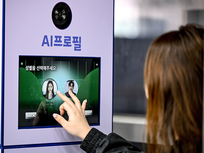 [포토뉴스] 취업 사진도 AI로…달라진 채용설명회장 풍경