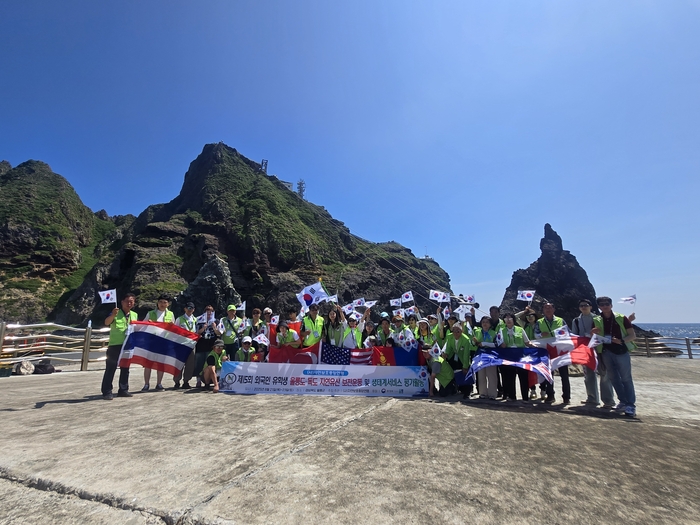 지난해 8월 22일 자연보호중앙연맹 회원과 유학생 100여명은 독도에서 제15회 외국인 유학생 울릉도·독도 자연유산 보전운동 및 생태계서비스 평가 활동을 가졌다. <자연보호중앙연맹 제공>