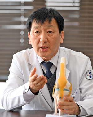 최용석 강남종합병원장이 AI 기반 맞춤형 인공관절 수술의 장점에 대해 설명하고 있다. 이지용기자 sajahu@yeongnam.com