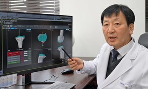최용석 강남종합병원장이 AI 기반 맞춤형 인공관절 수술의 장점에 대해 설명하고 있다. 이지용기자 sajahu@yeongnam.com
