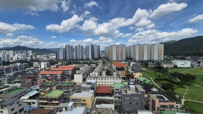 수도권에 1주택을 보유한 사람이 경주시 등 인구감소관심지역 9곳에서 추가로 주택을 매입해도 1주택자로 인정받게 되는 정부의 세컨드홈 세제 특례가 확대됐다. 사진은 경주시 황성·용강동 주거단지 일대 모습. 장성재기자 blowpaper@yeongnam.com