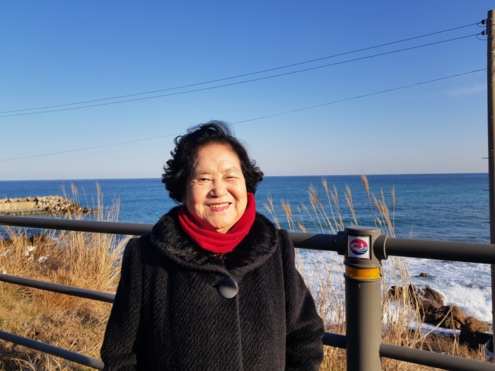 정우순씨가 세상을 떠나기 전 마지막 겨울, 울진 바닷가를 배경으로 사진을 찍었다. <정우순씨 가족 제공>