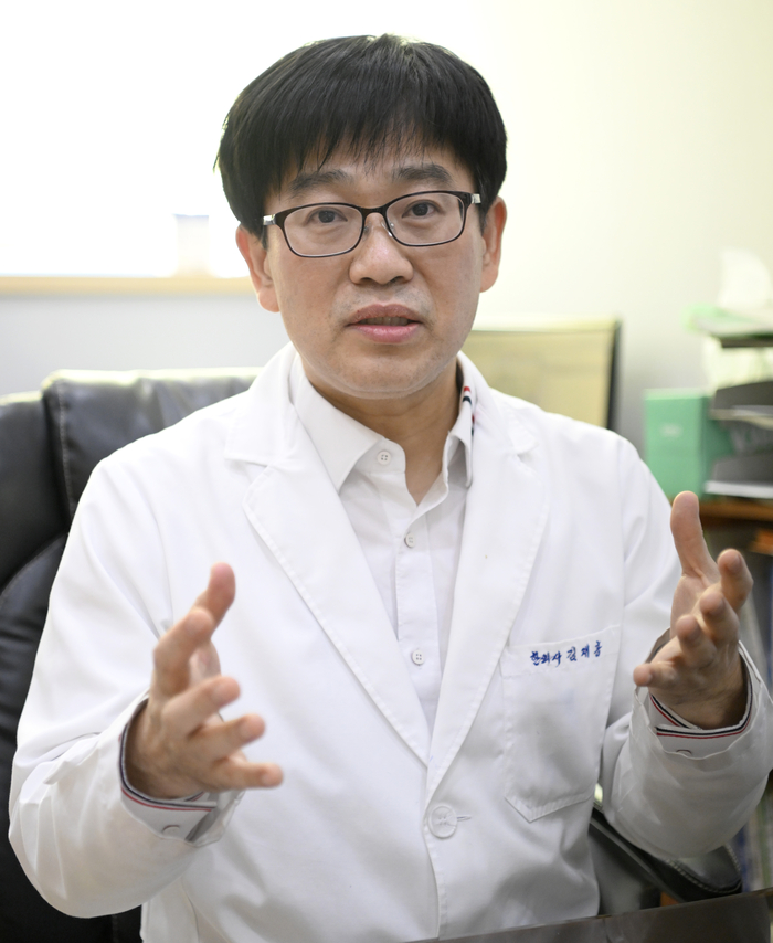 김재홍 감초한의원장이 한방 다이어트 치료에 대해 설명하고 있다. 이윤호기자 yoonhohi@yeongnam.com