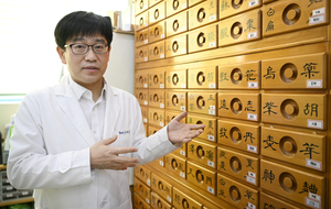 김재홍 감초한의원장이 한방 다이어트 치료에 대해서 설명하고 있다. 이윤호기자 yoonhohi@yeongnam.com