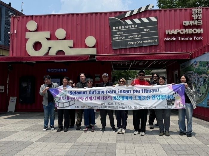 경남도는 지난해 인도네시아 영화산업 관계자들을 초청해 로케이션 촬영지 등을 돌아보는 팸투어를 진행했다. <경남문예진흥원 제공>