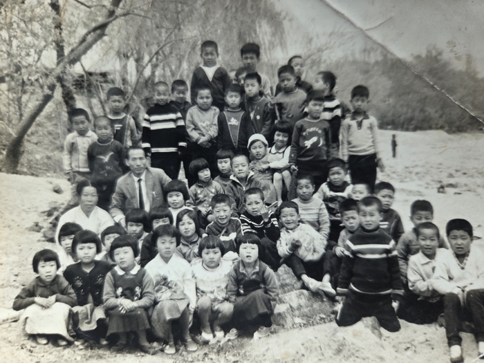 56년전 지묘초등 2학년 학생인 필자와 친구들이 소풍을 가서 찍은 기념사진. 채건기 시민기자ken4975@daum.net