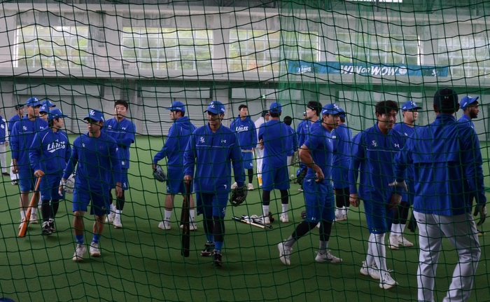 지난 17일 일본 오키나와 온나손 실내체육관에서 삼성 라이온즈 선수들이 훈련을 준비 중이다.<임훈기자 hoony@yeongnam.com>