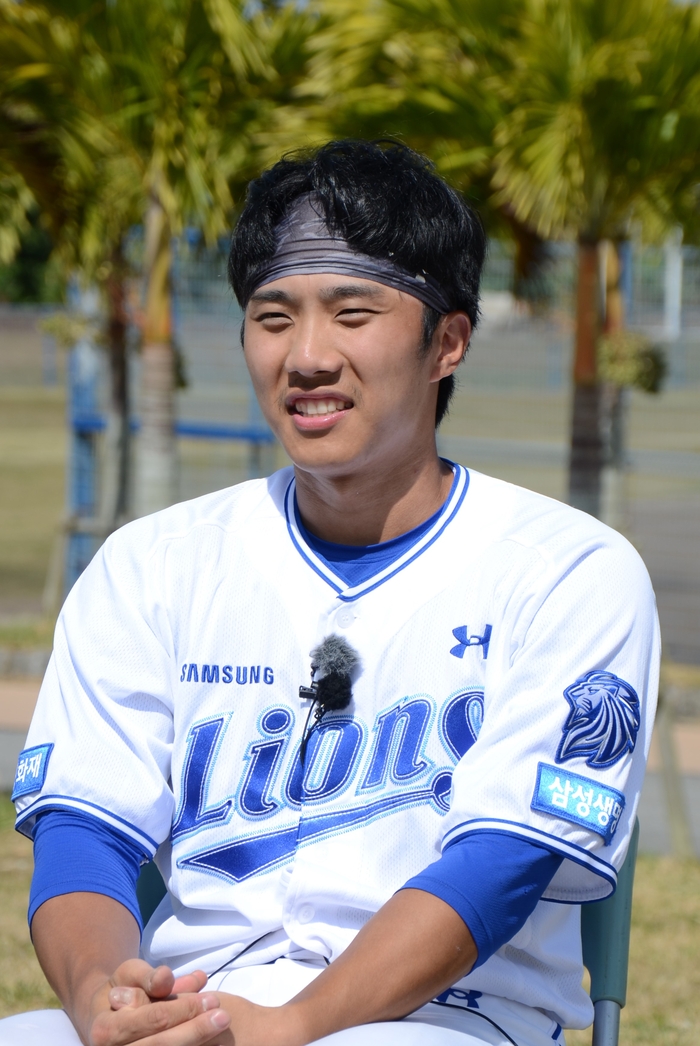삼성 라이온즈 이재현이 지난 22일 일본 오키나와 아카마 구장 외부 잔디밭에서 영남일보와 인터뷰 하고 있다.<임훈기자 hoony@yeongnam.com>