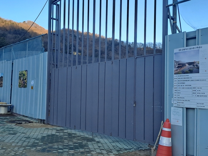 준공 지연 위기에 처한 문경 공예거리 신축 현장. 건축물과 하천구역 사이의 경계가 모호해 하천 점용 허가 여부가 준공의 최대 변수로 떠올랐다.<강남진 기자>