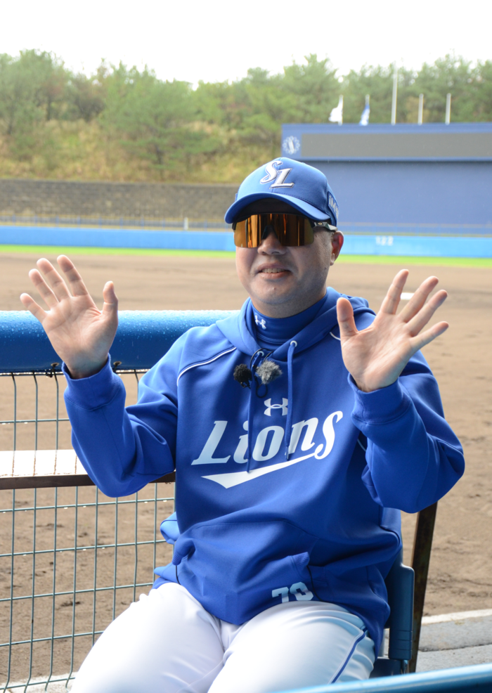 삼성 라이온즈 박진만 감독이 지난달 17일 일본 오키나와 온나손 아카마 구장 1루 불펜에서 영남일보와 인터뷰 하고 있다.<임훈기자 hoony@yeongnam.com>