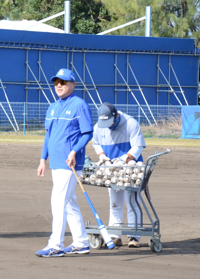 지난달 19일, 삼성 라이온즈 박진만 감독이 펑고 훈련을 마친 후 오키나와 아카마 구장 보조 경기장을 경기장을 빠져나가고 있다.<임훈기자 hoony@yeongnam.com>