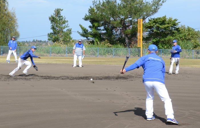 지난 16일 오후, 일본 오키나와 아카마 구장 보조 경기장에서 박진만 삼성라이온즈 감독(맨 앞 뒷모습)이 펑고 훈련을 진행하고 있다.<임훈기자 hoony@yeongnam.com>
