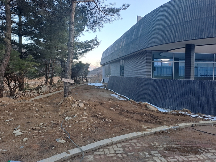 준공 지연 위기에 처한 문경 공예거리 신축 현장. 건축물과 하천구역 사이의 경계가 모호해 하천 점용 허가 여부가 준공의 최대 변수로 떠올랐다.<강남진 기자>