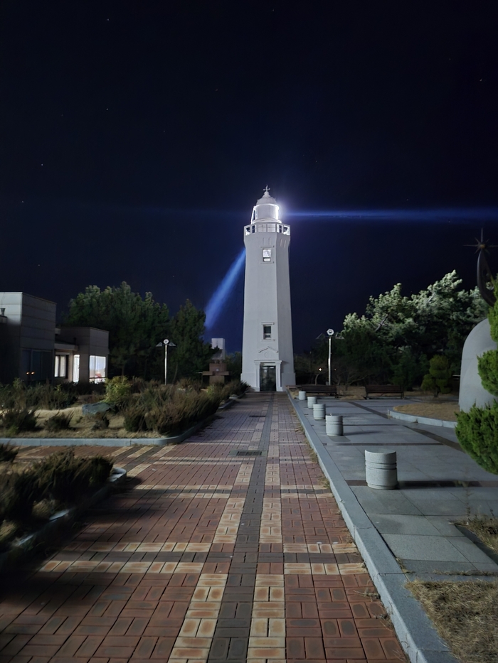죽변 등대는 어둠 속을 기어드는 적들을 감시하는 가장 높은 초소이자 눈이 다. 원형래기자 hrw7349@yeongnam.com
