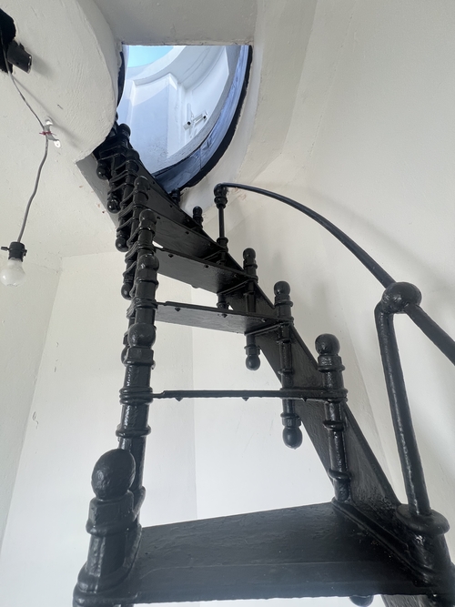 가파르고 좁은 나선형 철제 계단으로 한사람만 올라갈수있는 폭이 좁은 계단 끝에 펼쳐진 장엄한 동해.  원형래기자 hrw7349@yeongnam.com