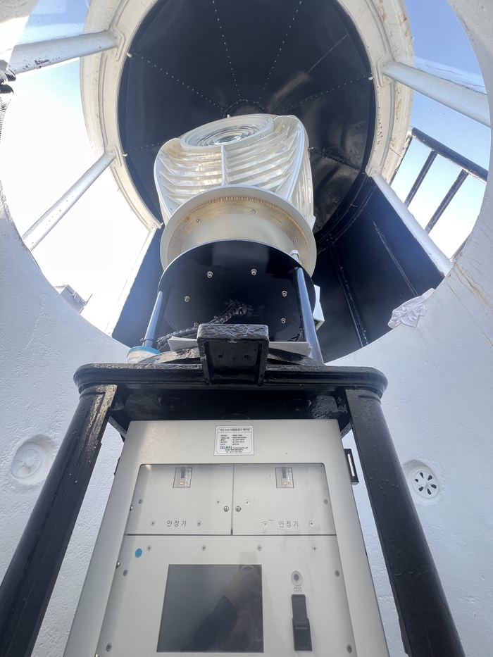 2022년 5월 도입된 최신형 KRB-750 기는 과거 수입에 의존하던 핵심 장비를 우리 기술로 국산화한 등명기.원형래기자 hrw7349@yeongnam.com